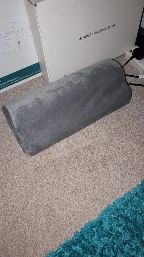 Coussin repose-pied à mémoire de forme gris photographié par Amélie M., acheteuse vérifiée