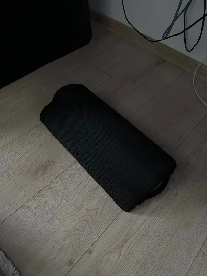 Coussin repose-pied noir posé au sol, photo de Loïc D., acheteur vérifié