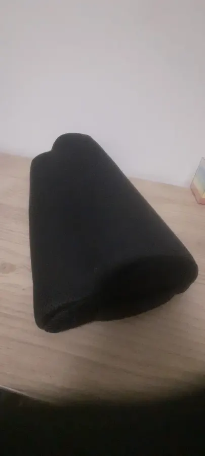 Coussin repose-pied à mémoire de forme photographié par Nicolas T., acheteur vérifié