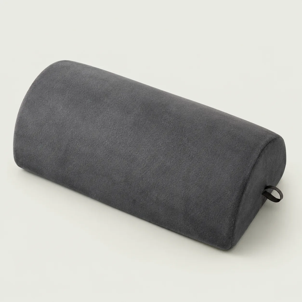Housse du coussin repose-pied ouverte par sa fermeture à glissière, bloc de mousse apparent